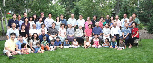 吳李玉梅女士(2排右7)和她的家族 